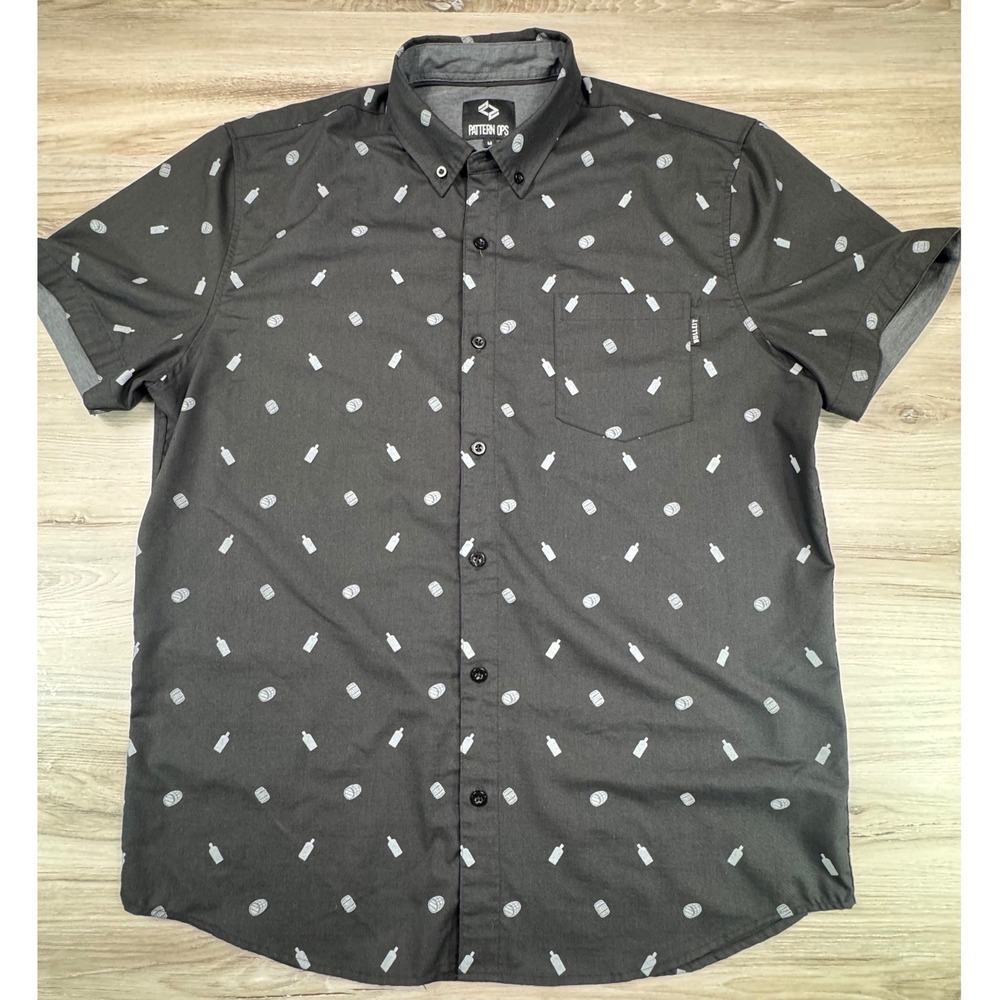 Pattern‎ Ops Bulleit Whiskey Bottle Barrel Print Short Sleeve Shirt Mens Medium